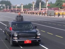 習近平以注目禮向黨旗、國旗、軍旗莊嚴致敬