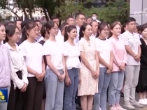 像石榴籽一樣緊緊抱在一起