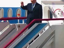 習近平率中央代表團乘專機抵達烏魯木齊