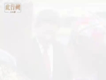 總書記抵達新疆時收到了“石榴花束”