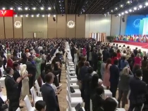 習(xí)近平和彭麗媛同出席全球婦女峰會(huì)的國(guó)際貴賓集體合影