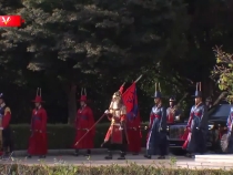 獨家視頻丨習近平乘車抵達慶州博物館_韓國總統熱情迎接_央廣網