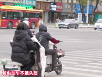 《曝光臺(tái)》臨渭區(qū)東風(fēng)大街個(gè)別十字路口存在電動(dòng)車駕駛員不戴頭盔、逆行、行人闖紅燈等問題