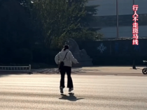 《曝光臺(tái)》個(gè)別路段電動(dòng)車駕駛員不戴頭盔，行人不走斑馬線， 機(jī)動(dòng)車亂停亂放等不文明行為問題突出。