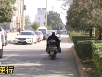 《曝光臺》華州區子儀大街、新華大街個別十字路口存在電動車駕駛員不戴頭盔、逆行、車輛亂停亂放、行人闖紅燈等問題