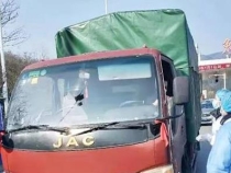 疫情致湖北司机滞留高速 汉中交警为他搭起临时家