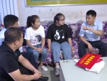 公益福彩助力脱贫攻坚  刘凯慰问贫困大学新生