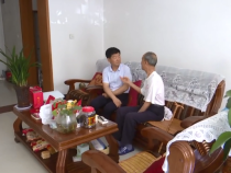 渭南市民政局慰问老党员 颁发“光荣在党50年”纪念章
