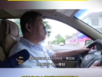 村道铺了新柏油 村民乐开颜