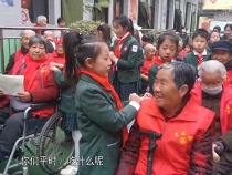 临渭区滨河小学：学雷锋 送温暖 敬老院里溢温情