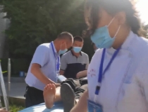 考生临考脚烫伤 工作人员接力送考