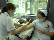 醫(yī)務(wù)人員無償獻(xiàn)血 為生命助力加油