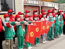 萌娃执勤 小小交警上岗啦！