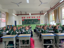 课桌舞展示《让我们荡起双桨》
