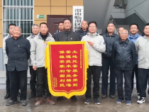 绿盛农服：农业托管解民忧 村民感谢送锦旗