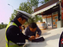司机边开车边喝水 连续偏离车道行驶被罚