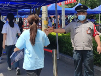 保安大叔“大嗓门”给考生挨个“加油”