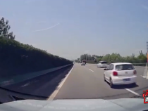 临近出口小车超车道突然减速 后车紧急避险