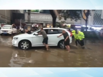 临渭城管：雨中身影，最温暖的守护者