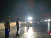 闻雨而动 渭南高速交警昼夜坚守除险保平安