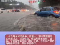 渭南城区突降暴雨 交警 城管等多部门上路执勤