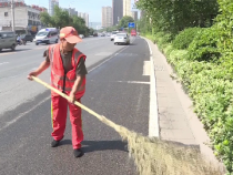 《高溫下的堅守》烈日下的環(huán)衛(wèi)工 用汗水換來城市清潔