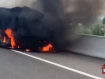 拉煤货车爆胎起火 渭南高速交警紧急处置