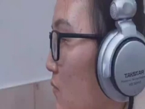 记者咋都哭了