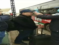 车站排队检查上车