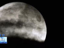 大荔：“超级月亮”现身天空 云雾缭绕月色朦胧