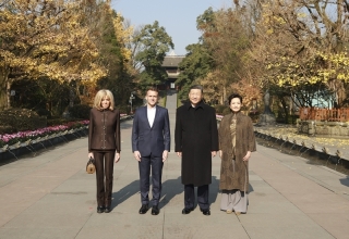 習近平同法國總統馬克龍在成都進行友好交流