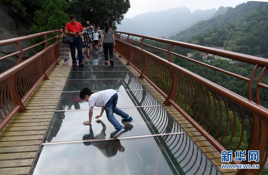7月15日,游客在少华山玻璃栈道游览观光。