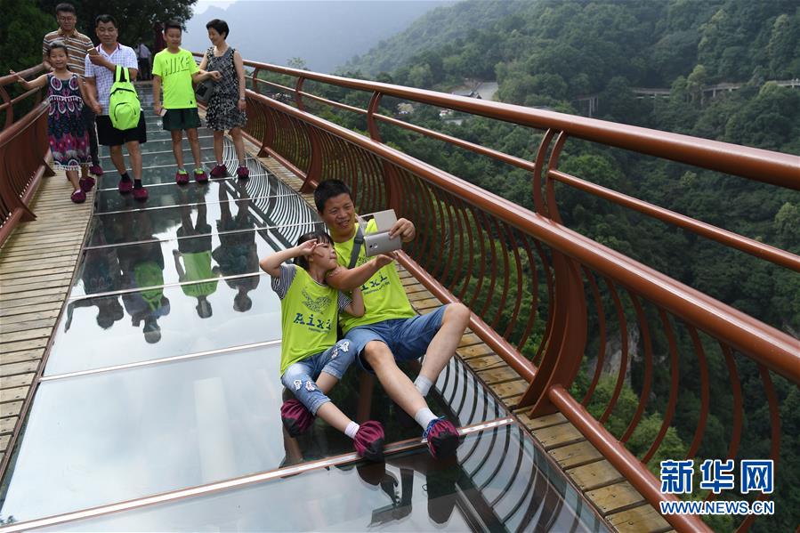7月15日，游客在少华山玻璃栈道合影留念。