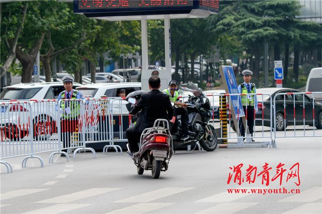 渭南：有人骑电动车欲闯入赛道 交警及时制止