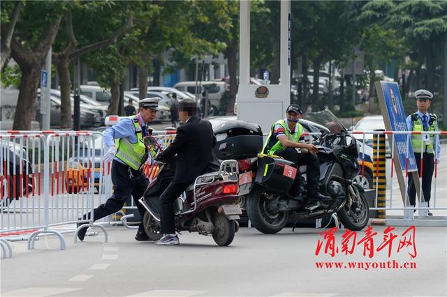 渭南：有人骑电动车欲闯入赛道 交警及时制止