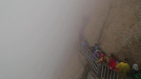 黄金周华山游客爆满 首日7千余人雨雾中登山