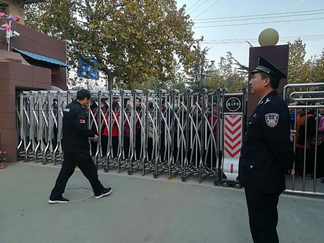 渭南市临渭公安向阳派出所站好“护学岗”为校园撑起安全伞