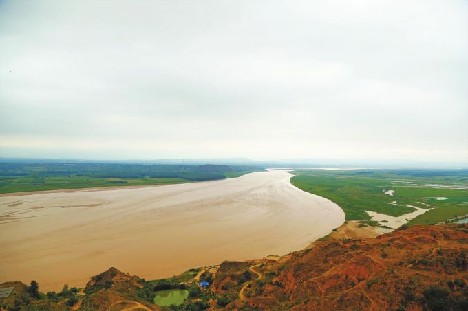 山西芮城县境内大禹渡附近的黄河。对面望去就是陕西潼关县与河南灵宝市。