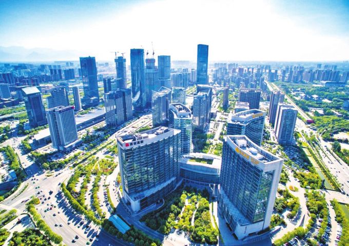 西安高新区高楼林立，尽显西安国际化大都市、国家中心城市风采，是陕西强劲的经济增长极和对外开放的窗口。